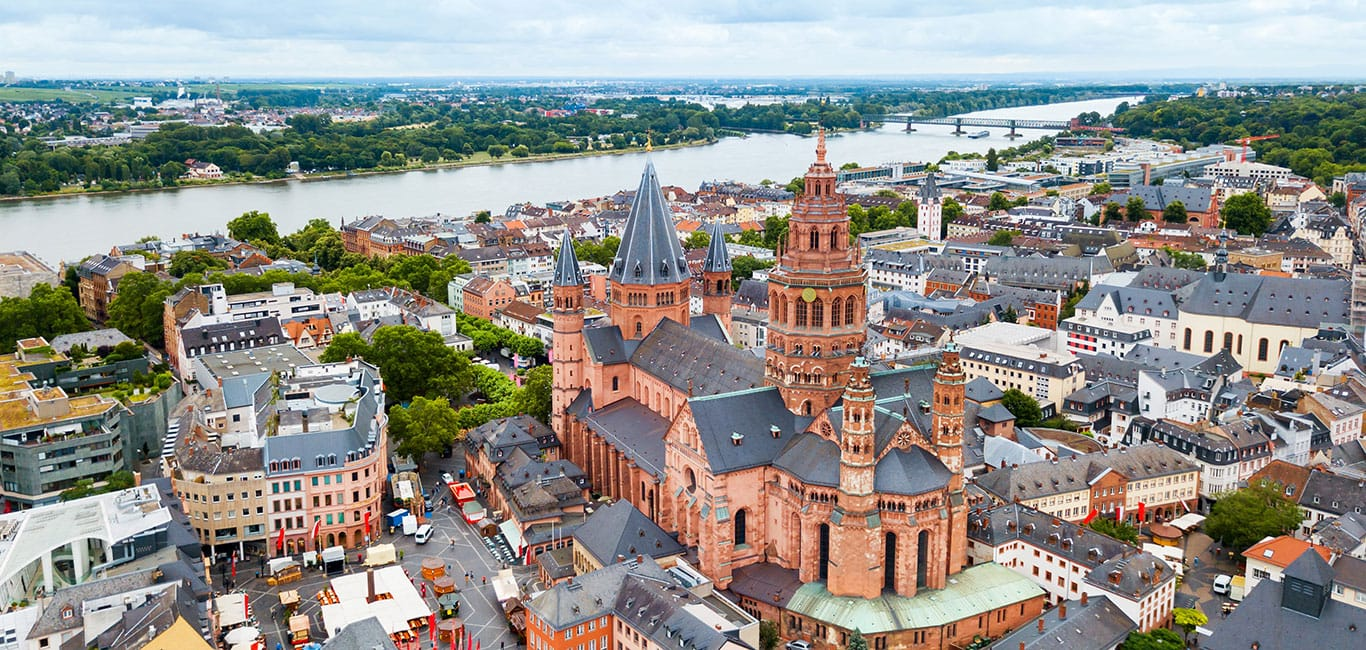 Versicherungsmakler Mainz: Luftbild der Mainzer Altstadt mit Dom und Rhein